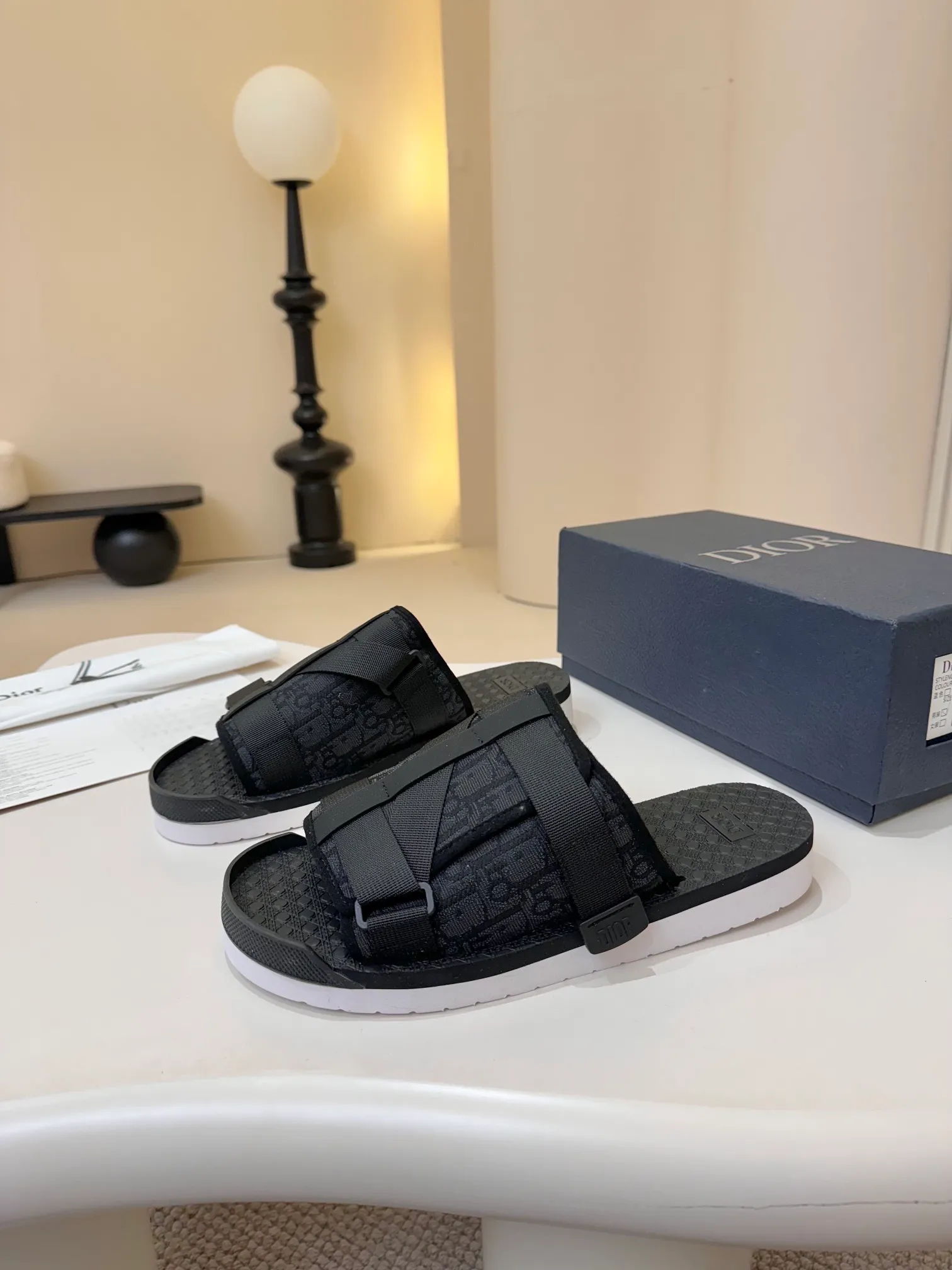 [Dior] P: 300💰 -Size: 38-46 Dior Dior D’s classic men’s slippers, high-end boutique, original material, pure cotton printed canvas upper, fine workmanship, super soft sole, casual, loose and comfortable, a must-have in summer!